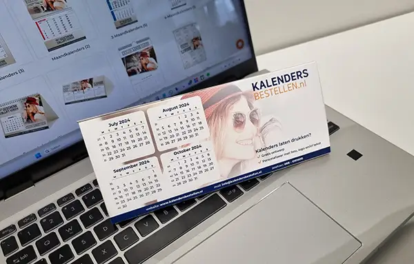 staande kalender bureau driehoek budget met logo bedrukken sfeerfoto